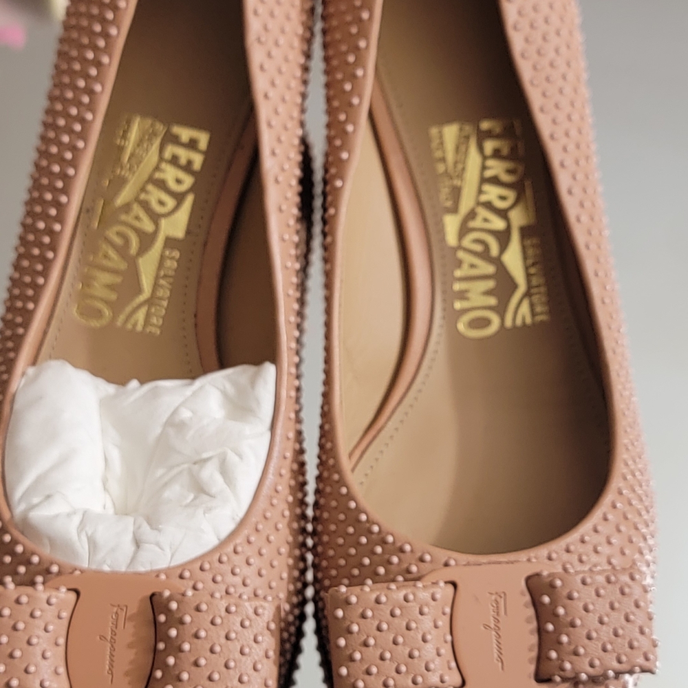 Salvatore Ferragamo Women's Tan Pumps New With No Box.